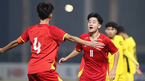Simone Inzaghi celebrating with his Inter Milan players after beating Barcelona.